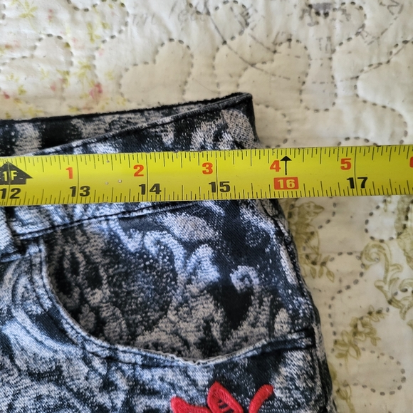 H&M Shorts with Side Embroidered Details - Picture 7 of 9